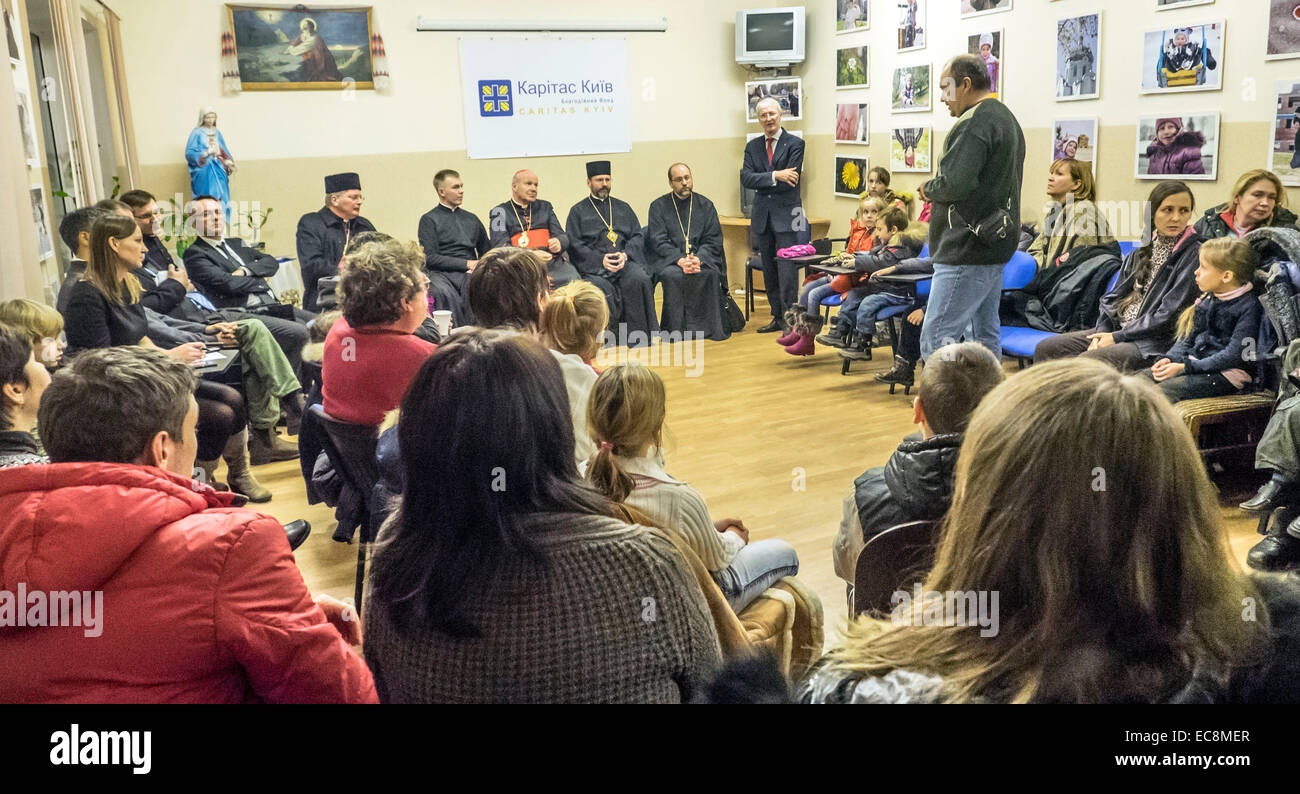 Kiew, Ukraine. 10. Dezember 2014. Päpstlichen Gesandten Bischof von Wien Kardinal Christoph Schoenborn heute, besucht 10. Dezember 2014, Kiew Zentrum der Hilfsorganisation Caritas, er mit Vertriebenen aus der Krim und östlichen Regionen der Ukraine lernte. Bei einem Treffen der Leiter der ukrainischen griechisch-katholischen Kirche Patriarch Swjatoslaw und Apostolischer Nuntius in der Ukraine, Erzbischof Thomas Edward Gullickson. Bildnachweis: Igor Golovnov/Alamy Live-Nachrichten Stockfoto