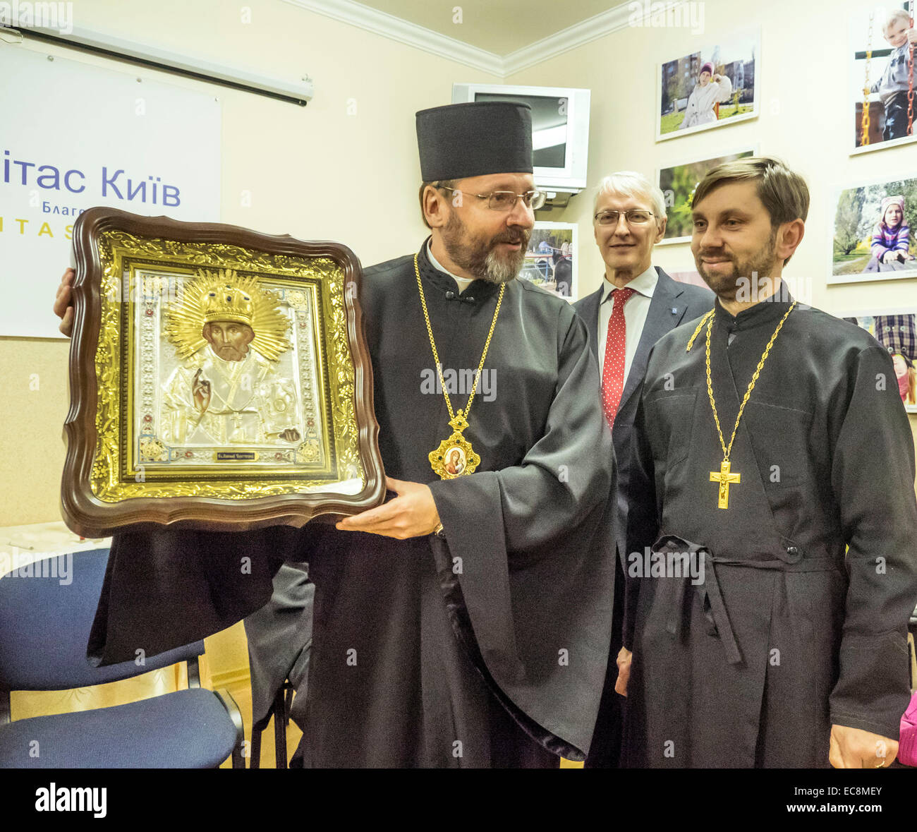 Kiew, Ukraine. 10. Dezember 2014. Päpstlichen Gesandten Bischof von Wien Kardinal Christoph Schoenborn heute, besucht 10. Dezember 2014, Kiew Zentrum der Hilfsorganisation Caritas, er mit Vertriebenen aus der Krim und östlichen Regionen der Ukraine lernte. Bei einem Treffen der Leiter der ukrainischen griechisch-katholischen Kirche Patriarch Swjatoslaw und Apostolischer Nuntius in der Ukraine, Erzbischof Thomas Edward Gullickson. Bildnachweis: Igor Golovnov/Alamy Live-Nachrichten Stockfoto