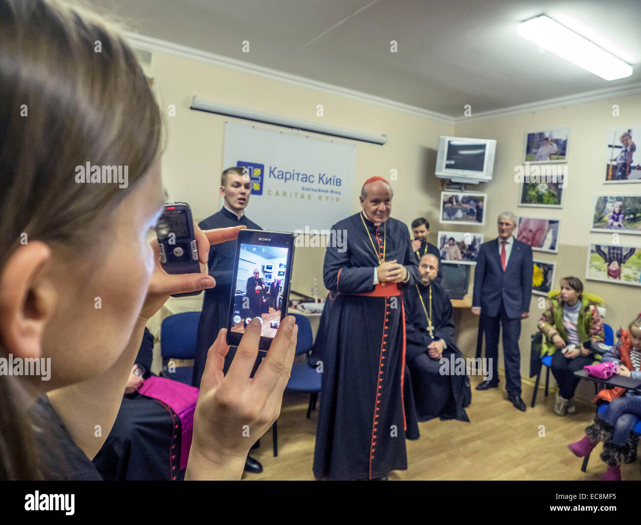 Kiew, Ukraine. 10. Dezember 2014. Päpstlichen Gesandten Bischof von Wien Kardinal Christoph Schoenborn heute, besucht 10. Dezember 2014, Kiew Zentrum der Hilfsorganisation Caritas, er mit Vertriebenen aus der Krim und östlichen Regionen der Ukraine lernte. Bei einem Treffen der Leiter der ukrainischen griechisch-katholischen Kirche Patriarch Swjatoslaw und Apostolischer Nuntius in der Ukraine, Erzbischof Thomas Edward Gullickson. Bildnachweis: Igor Golovnov/Alamy Live-Nachrichten Stockfoto