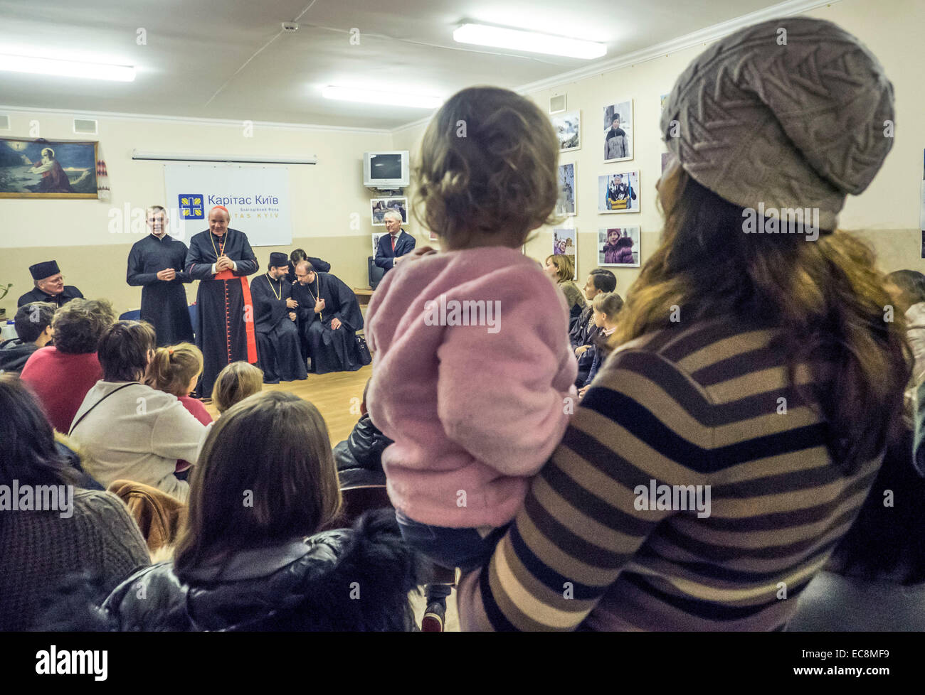 Kiew, Ukraine. 10. Dezember 2014. Päpstlichen Gesandten Bischof von Wien Kardinal Christoph Schoenborn heute, besucht 10. Dezember 2014, Kiew Zentrum der Hilfsorganisation Caritas, er mit Vertriebenen aus der Krim und östlichen Regionen der Ukraine lernte. Bei einem Treffen der Leiter der ukrainischen griechisch-katholischen Kirche Patriarch Swjatoslaw und Apostolischer Nuntius in der Ukraine, Erzbischof Thomas Edward Gullickson. Bildnachweis: Igor Golovnov/Alamy Live-Nachrichten Stockfoto