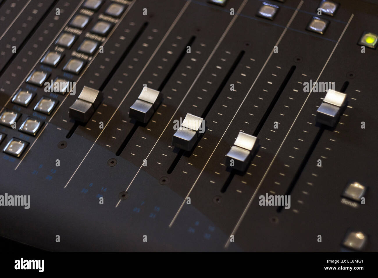 Audio-Mixer Aufnahme Schlagzeug, Nahaufnahme Stockfoto