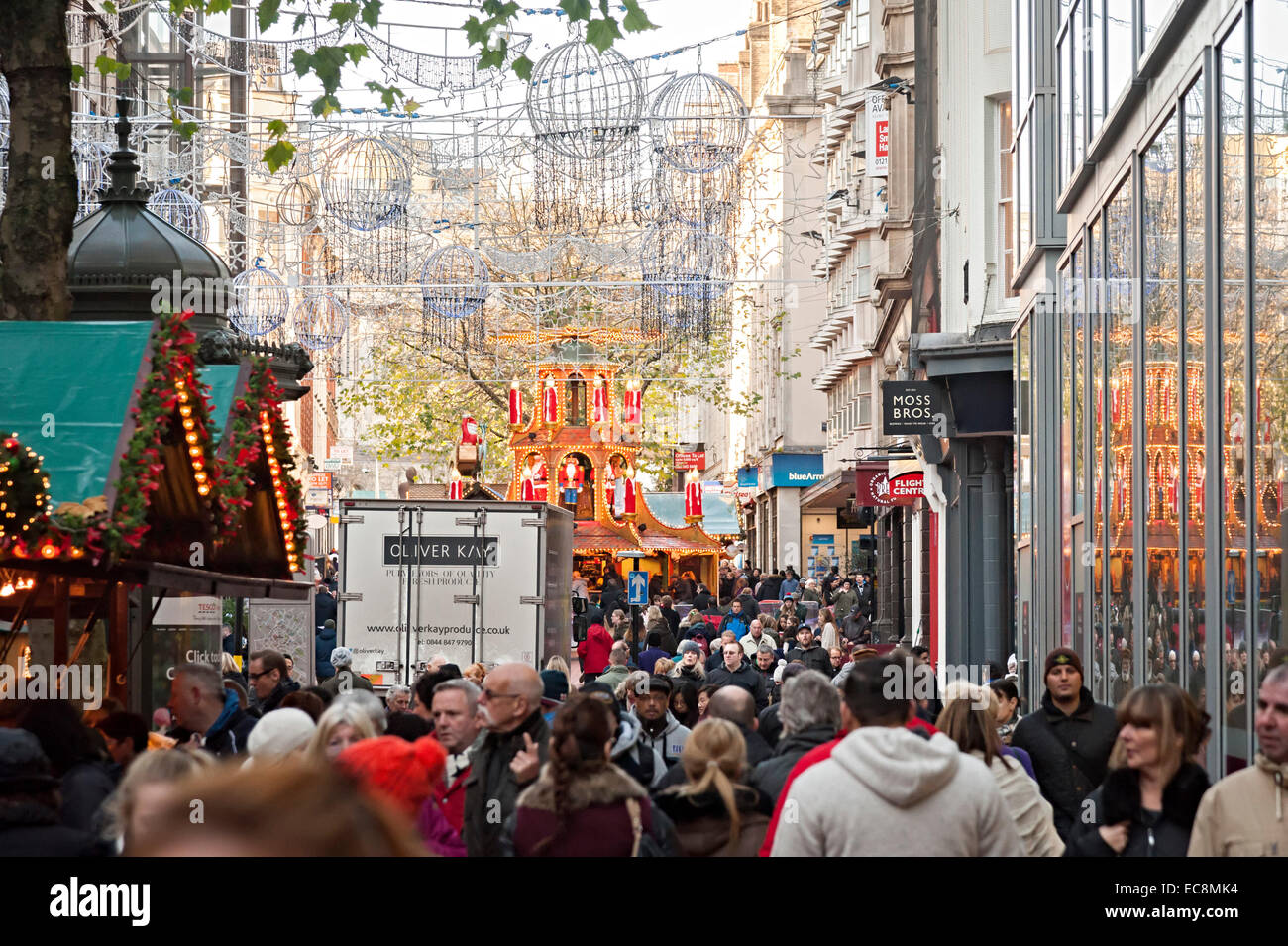 Birmingham deutschen Weihnachtsmarkt 8. Dezember 2014 eine der größten außerhalb Deutschland Menschen beim Einkaufen, Essen und trinken Stockfoto