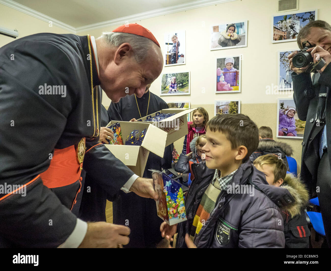 Kiew, Ukraine. 10. Dezember 2014. Päpstlichen Gesandten Bischof von Wien Kardinal Christoph Schoenborn heute, besucht 10. Dezember 2014, Kiew Zentrum der Hilfsorganisation Caritas, er mit Vertriebenen aus der Krim und östlichen Regionen der Ukraine lernte. Bei einem Treffen der Leiter der ukrainischen griechisch-katholischen Kirche Patriarch Swjatoslaw und Apostolischer Nuntius in der Ukraine, Erzbischof Thomas Edward Gullickson. Bildnachweis: Igor Golovnov/Alamy Live-Nachrichten Stockfoto