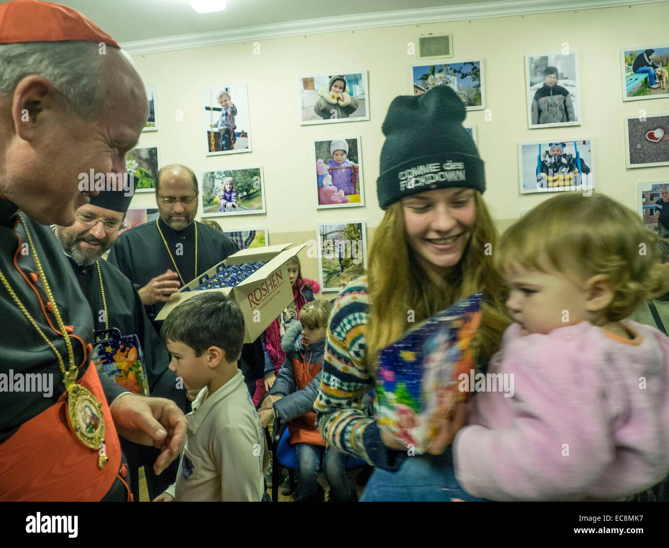 Kiew, Ukraine. 10. Dezember 2014. Päpstlichen Gesandten Bischof von Wien Kardinal Christoph Schoenborn heute, besucht 10. Dezember 2014, Kiew Zentrum der Hilfsorganisation Caritas, er mit Vertriebenen aus der Krim und östlichen Regionen der Ukraine lernte. Bei einem Treffen der Leiter der ukrainischen griechisch-katholischen Kirche Patriarch Swjatoslaw und Apostolischer Nuntius in der Ukraine, Erzbischof Thomas Edward Gullickson. Bildnachweis: Igor Golovnov/Alamy Live-Nachrichten Stockfoto