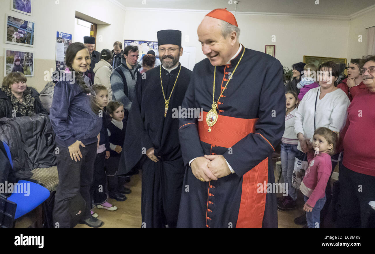 Päpstlichen Gesandten Bischof von Wien Kardinal Christoph Schoenborn heute, besucht 10. Dezember 2014, Kiew Zentrum der Hilfsorganisation Caritas, er mit Vertriebenen aus der Krim und östlichen Regionen der Ukraine lernte. Bei einem Treffen der Leiter der ukrainischen griechisch-katholischen Kirche Patriarch Swjatoslaw und Apostolischer Nuntius in der Ukraine, Erzbischof Thomas Edward Gullickson. 10. Dezember 2014. © Igor Golovniov/ZUMA Draht/Alamy Live-Nachrichten Stockfoto