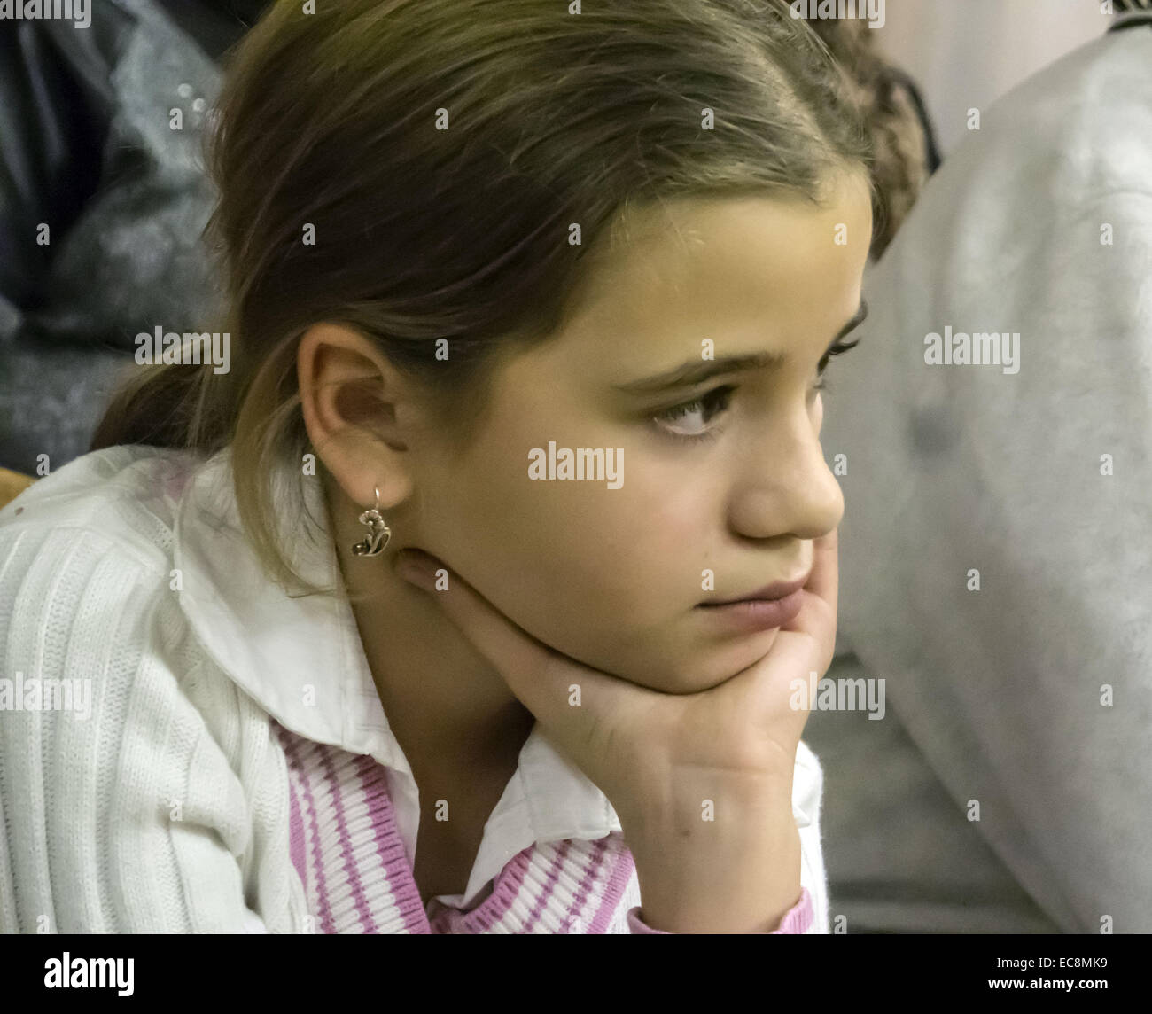 Päpstlichen Gesandten Bischof von Wien Kardinal Christoph Schoenborn heute, besucht 10. Dezember 2014, Kiew Zentrum der Hilfsorganisation Caritas, er mit Vertriebenen aus der Krim und östlichen Regionen der Ukraine lernte. Bei einem Treffen der Leiter der ukrainischen griechisch-katholischen Kirche Patriarch Swjatoslaw und Apostolischer Nuntius in der Ukraine, Erzbischof Thomas Edward Gullickson. 10. Dezember 2014. © Igor Golovniov/ZUMA Draht/Alamy Live-Nachrichten Stockfoto