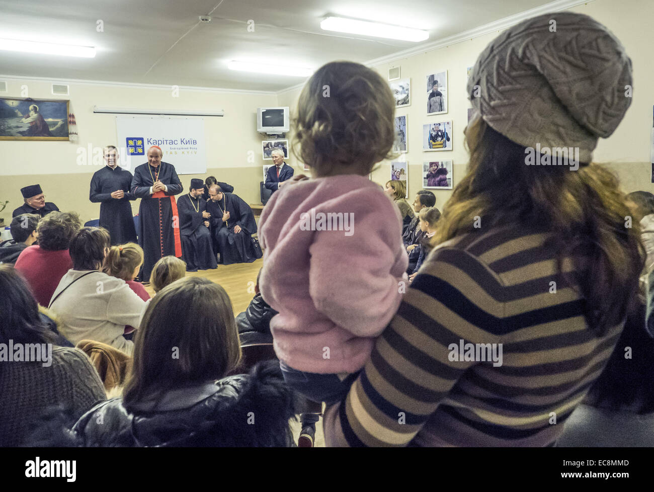 Päpstlichen Gesandten Bischof von Wien Kardinal Christoph Schoenborn heute, besucht 10. Dezember 2014, Kiew Zentrum der Hilfsorganisation Caritas, er mit Vertriebenen aus der Krim und östlichen Regionen der Ukraine lernte. Bei einem Treffen der Leiter der ukrainischen griechisch-katholischen Kirche Patriarch Swjatoslaw und Apostolischer Nuntius in der Ukraine, Erzbischof Thomas Edward Gullickson. 10. Dezember 2014. © Igor Golovniov/ZUMA Draht/Alamy Live-Nachrichten Stockfoto