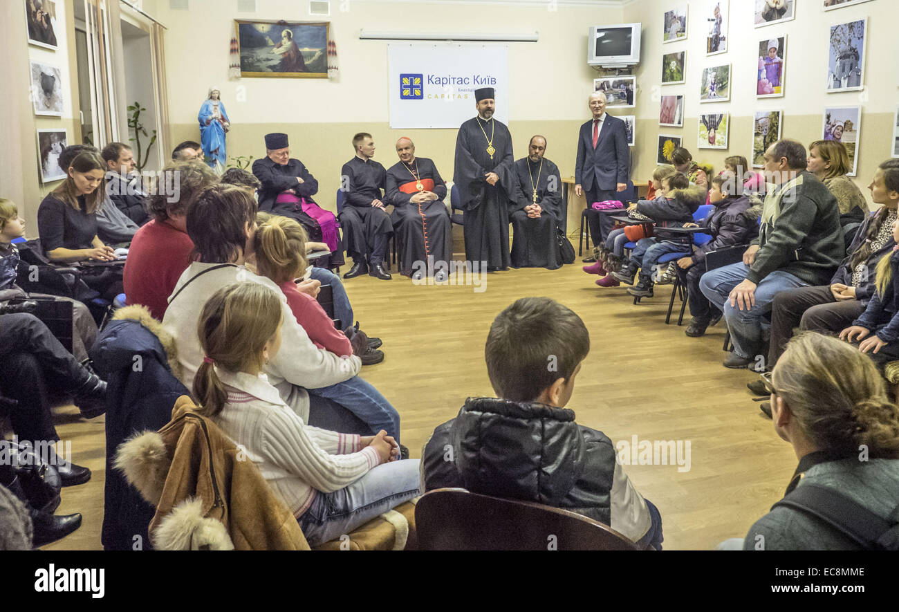 Päpstlichen Gesandten Bischof von Wien Kardinal Christoph Schoenborn heute, besucht 10. Dezember 2014, Kiew Zentrum der Hilfsorganisation Caritas, er mit Vertriebenen aus der Krim und östlichen Regionen der Ukraine lernte. Bei einem Treffen der Leiter der ukrainischen griechisch-katholischen Kirche Patriarch Swjatoslaw und Apostolischer Nuntius in der Ukraine, Erzbischof Thomas Edward Gullickson. 10. Dezember 2014. © Igor Golovniov/ZUMA Draht/Alamy Live-Nachrichten Stockfoto