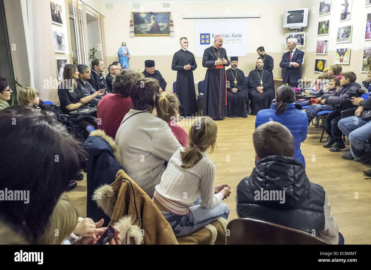 Päpstlichen Gesandten Bischof von Wien Kardinal Christoph Schoenborn heute, besucht 10. Dezember 2014, Kiew Zentrum der Hilfsorganisation Caritas, er mit Vertriebenen aus der Krim und östlichen Regionen der Ukraine lernte. Bei einem Treffen der Leiter der ukrainischen griechisch-katholischen Kirche Patriarch Swjatoslaw und Apostolischer Nuntius in der Ukraine, Erzbischof Thomas Edward Gullickson. 10. Dezember 2014. © Igor Golovniov/ZUMA Draht/Alamy Live-Nachrichten Stockfoto