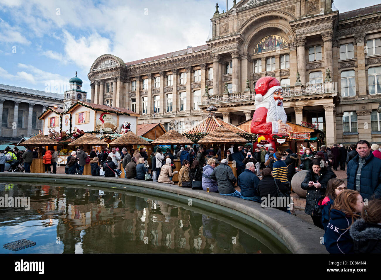 Birmingham deutschen Weihnachtsmarkt 8. Dezember 2014 eine der größten außerhalb Deutschland Menschen beim Einkaufen, Essen und trinken Stockfoto