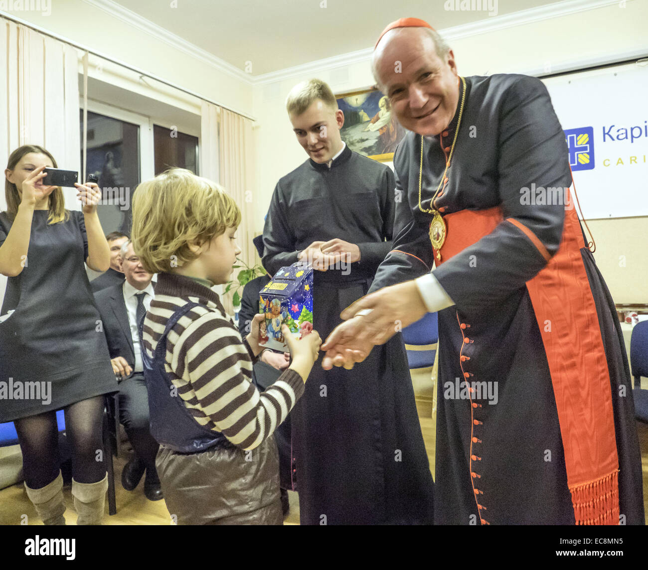 Päpstlichen Gesandten Bischof von Wien Kardinal Christoph Schoenborn heute, besucht 10. Dezember 2014, Kiew Zentrum der Hilfsorganisation Caritas, er mit Vertriebenen aus der Krim und östlichen Regionen der Ukraine lernte. Bei einem Treffen der Leiter der ukrainischen griechisch-katholischen Kirche Patriarch Swjatoslaw und Apostolischer Nuntius in der Ukraine, Erzbischof Thomas Edward Gullickson. 10. Dezember 2014. © Igor Golovniov/ZUMA Draht/Alamy Live-Nachrichten Stockfoto
