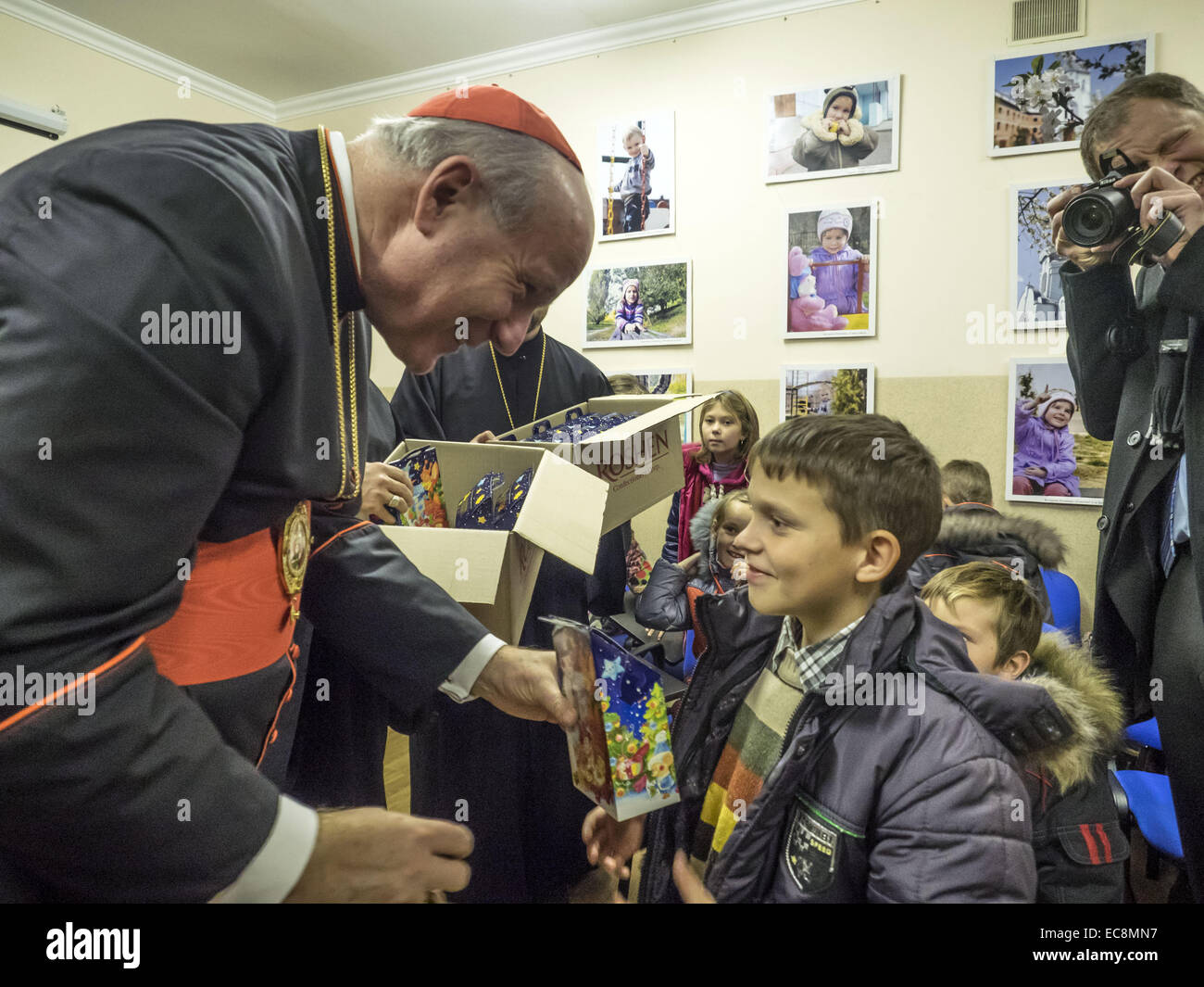 Päpstlichen Gesandten Bischof von Wien Kardinal Christoph Schoenborn heute, besucht 10. Dezember 2014, Kiew Zentrum der Hilfsorganisation Caritas, er mit Vertriebenen aus der Krim und östlichen Regionen der Ukraine lernte. Bei einem Treffen der Leiter der ukrainischen griechisch-katholischen Kirche Patriarch Swjatoslaw und Apostolischer Nuntius in der Ukraine, Erzbischof Thomas Edward Gullickson. 10. Dezember 2014. © Igor Golovniov/ZUMA Draht/Alamy Live-Nachrichten Stockfoto