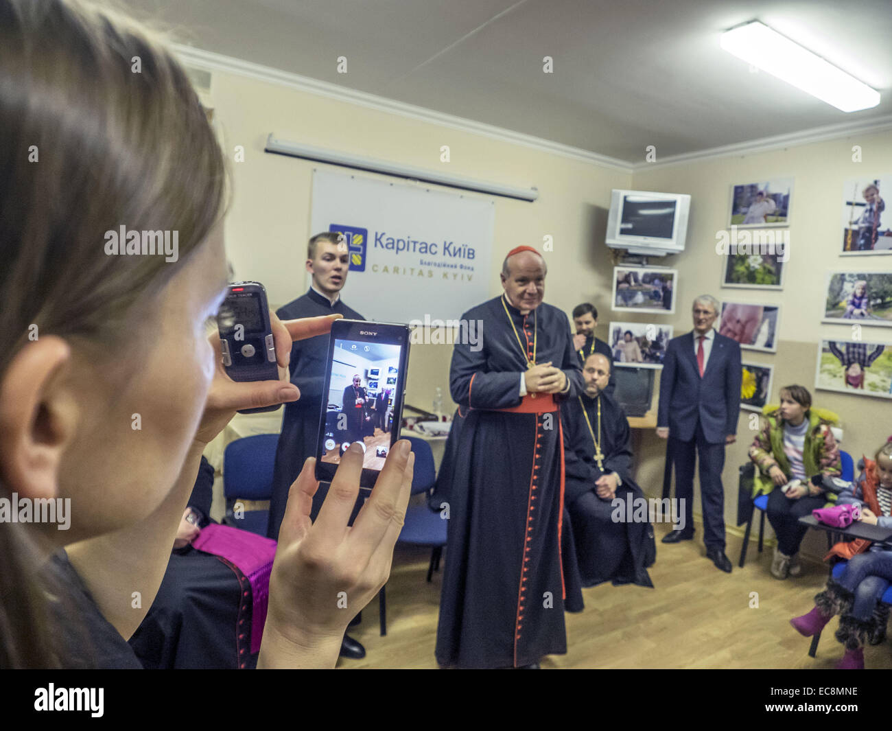 Päpstlichen Gesandten Bischof von Wien Kardinal Christoph Schoenborn heute, besucht 10. Dezember 2014, Kiew Zentrum der Hilfsorganisation Caritas, er mit Vertriebenen aus der Krim und östlichen Regionen der Ukraine lernte. Bei einem Treffen der Leiter der ukrainischen griechisch-katholischen Kirche Patriarch Swjatoslaw und Apostolischer Nuntius in der Ukraine, Erzbischof Thomas Edward Gullickson. 10. Dezember 2014. © Igor Golovniov/ZUMA Draht/Alamy Live-Nachrichten Stockfoto