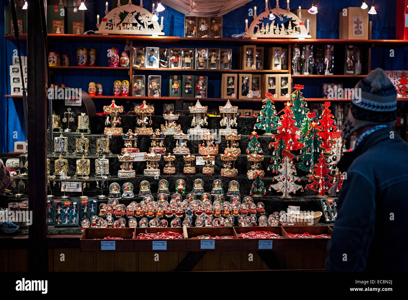 Birmingham deutschen Weihnachtsmarkt 8. Dezember 2014 eine der größten außerhalb Deutschland Menschen beim Einkaufen, Essen und trinken Stockfoto