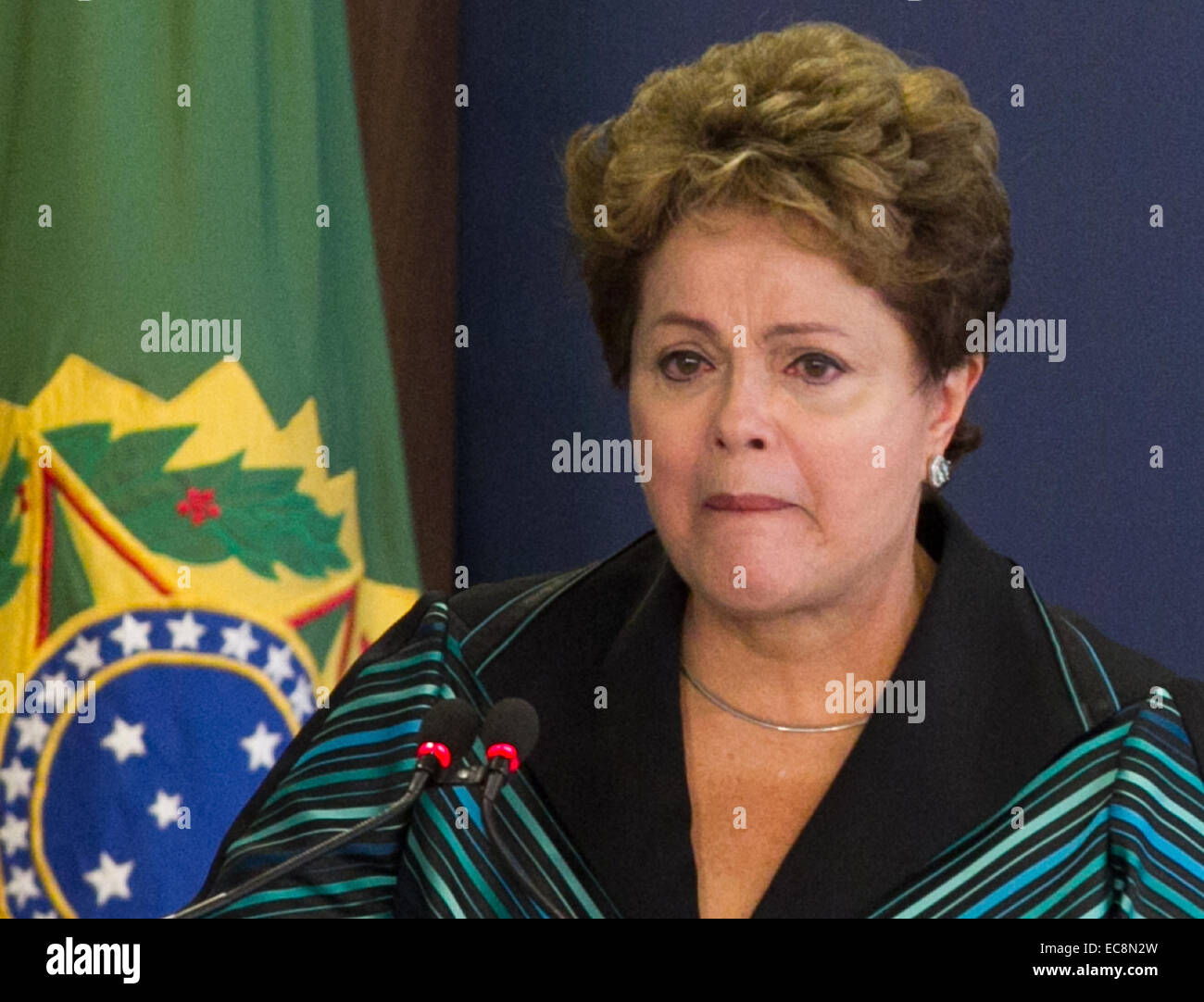 Brasilia, Brasilien. 10. Dezember 2014. Brasiliens Präsidentin Dilma Rousseff reagiert und liefert eine Rede während der Zeremonie des Abschlussberichts der nationalen Kommission der Wahrheit auf die Verletzung der Menschenrechte während der Militärdiktatur von 1964 bis 1985 in Brasilia, Brasilien, am 10. Dezember 2014. © Ed Ferreira/AGENCIA ESTADO/Xinhua/Alamy Live-Nachrichten Stockfoto