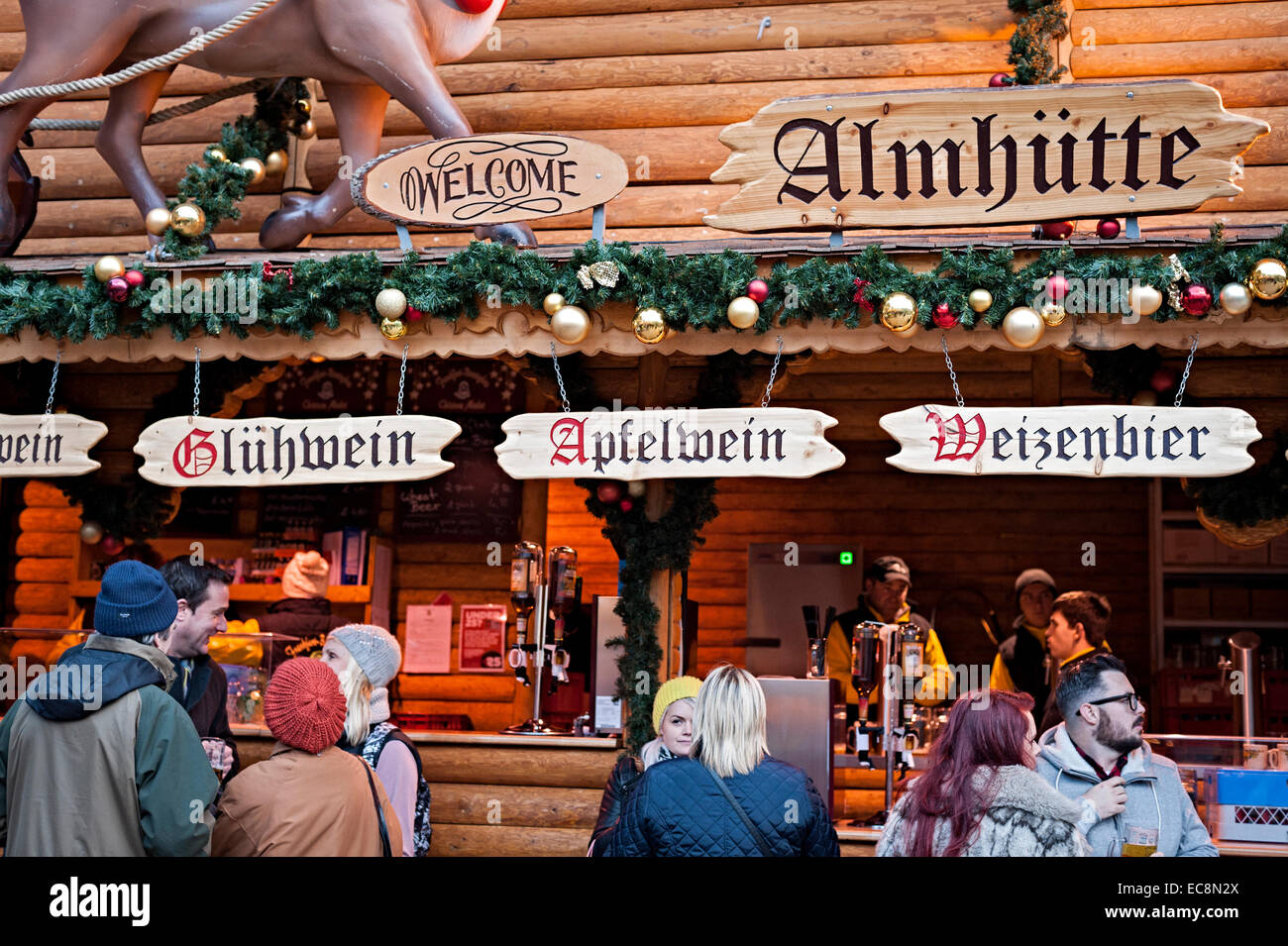 Birmingham deutschen Weihnachtsmarkt 8. Dezember 2014 eine der größten außerhalb Deutschland Menschen beim Einkaufen, Essen und trinken Stockfoto