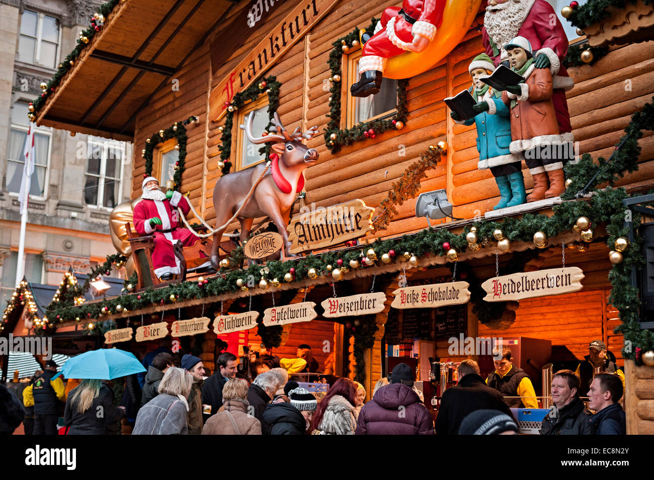Birmingham deutschen Weihnachtsmarkt 8. Dezember 2014 eine der größten außerhalb Deutschland Menschen beim Einkaufen, Essen und trinken Stockfoto