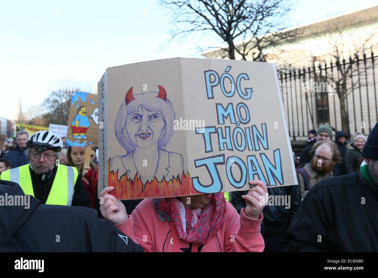 Dublin, Irland. 10. Dezember 2014. Ein Schild hochgehalten Kritik an Tánaiste Joan Burton während einer großen Anti-Wassergebühren Protestaktion im Stadtzentrum von Dublin. Tausende von Menschen nehmen an den Right2Water Marsch durch die irische Hauptstadt Teil. Bildnachweis: Brendan Donnelly/Alamy Live-Nachrichten Stockfoto