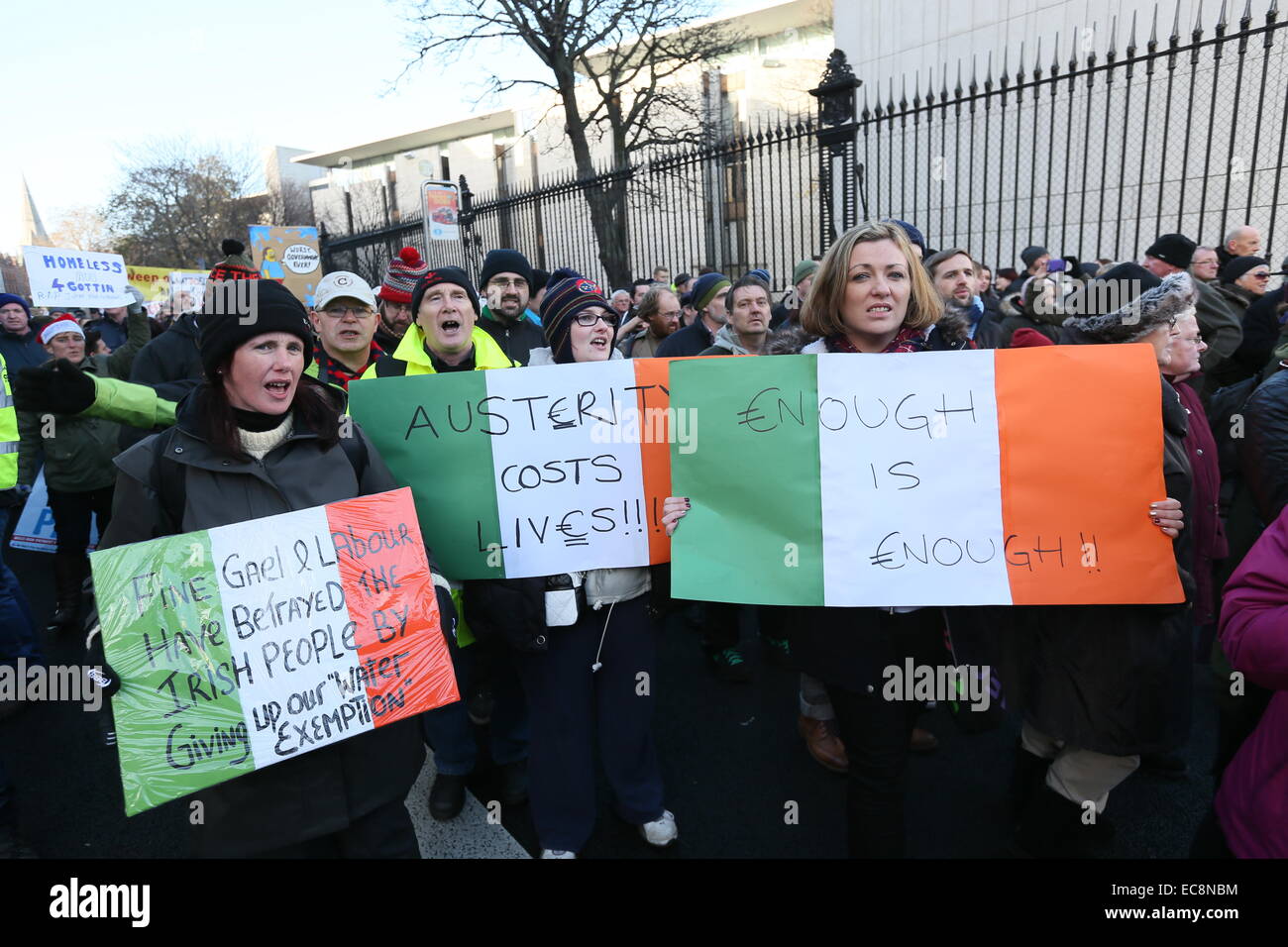 Dublin, Irland. 10. Dezember 2014. Demonstranten mit Zeichen Durng eine große Anti-Wasser erhebt Protest im Stadtzentrum von Dublin. Tausende von Menschen nehmen an den Right2Water Marsch durch die irische Hauptstadt Teil. Bildnachweis: Brendan Donnelly/Alamy Live-Nachrichten Stockfoto