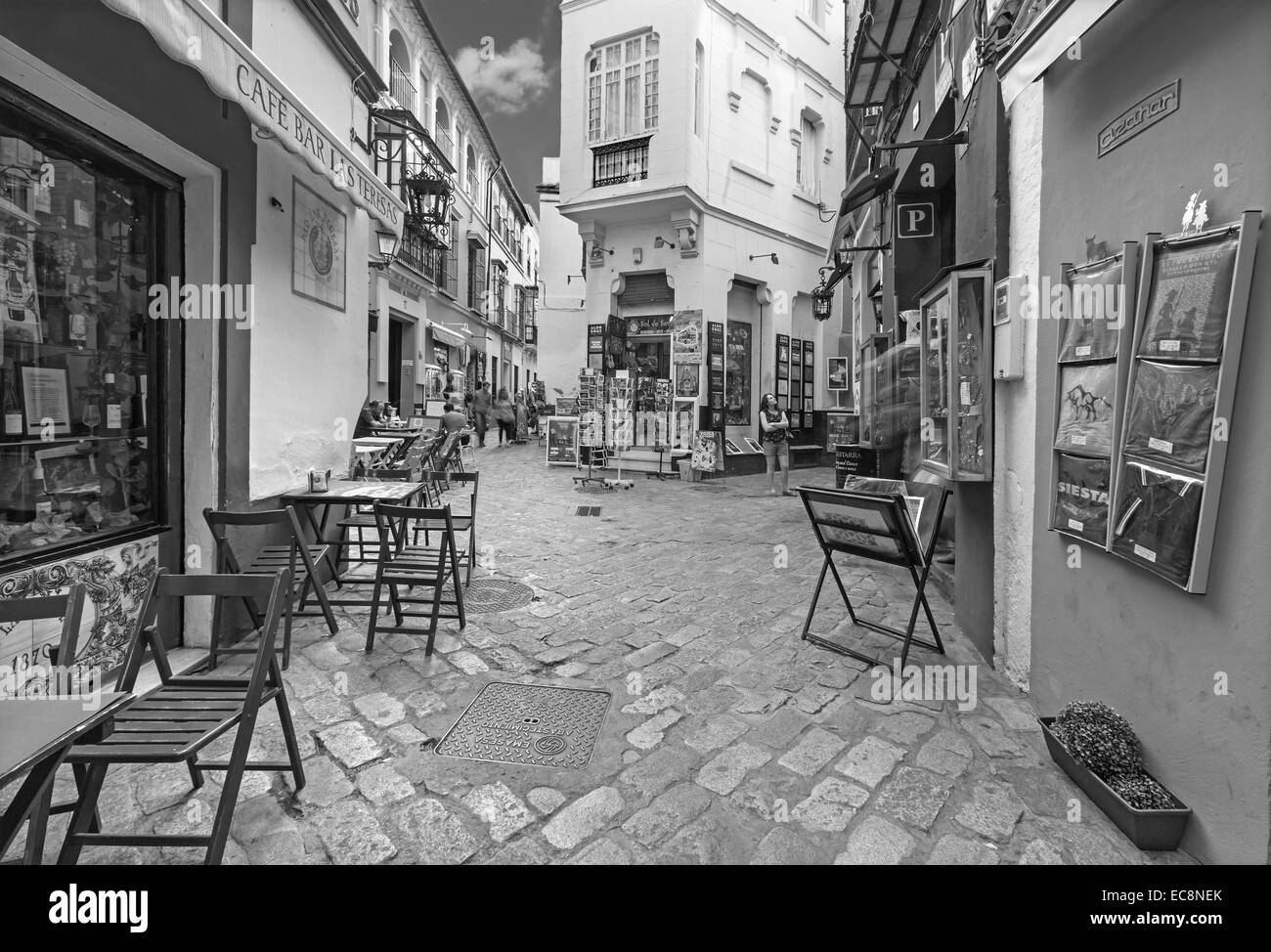 Sevilla - Gassen mit Geschäften und Restaurants im Viertel Santa Cruz - Calle Ximenez de Enciso Straße. Stockfoto