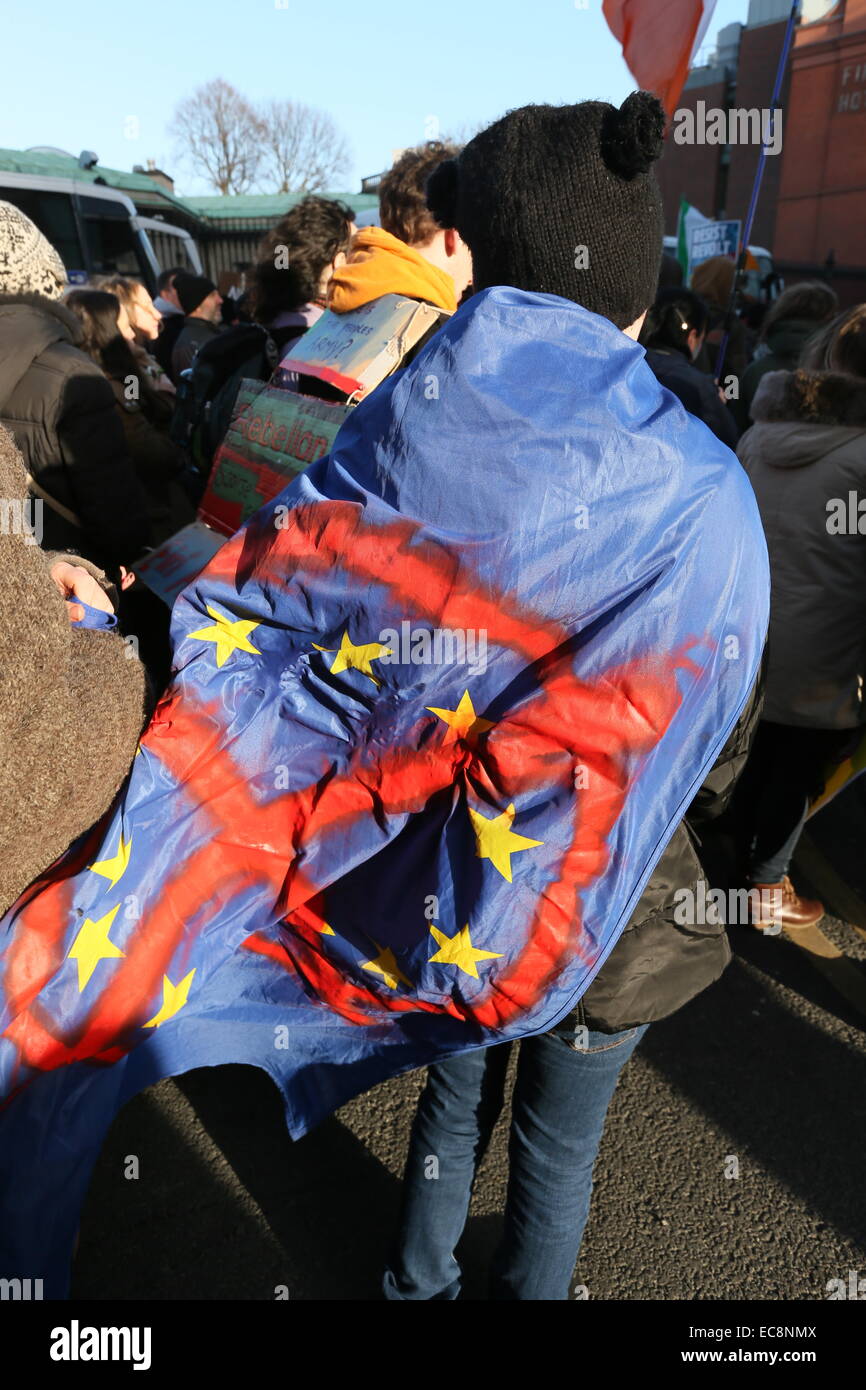 Dublin, Irland. 10. Dezember 2014. Eine Frau trägt eine EU-Flagge mit einem roten Kreuz während einer großen Anti-Wassergebühren Protestaktion im Stadtzentrum von Dublin. Tausende von Menschen nehmen an den Right2Water Marsch durch die irische Hauptstadt Teil. Bildnachweis: Brendan Donnelly/Alamy Live-Nachrichten Stockfoto