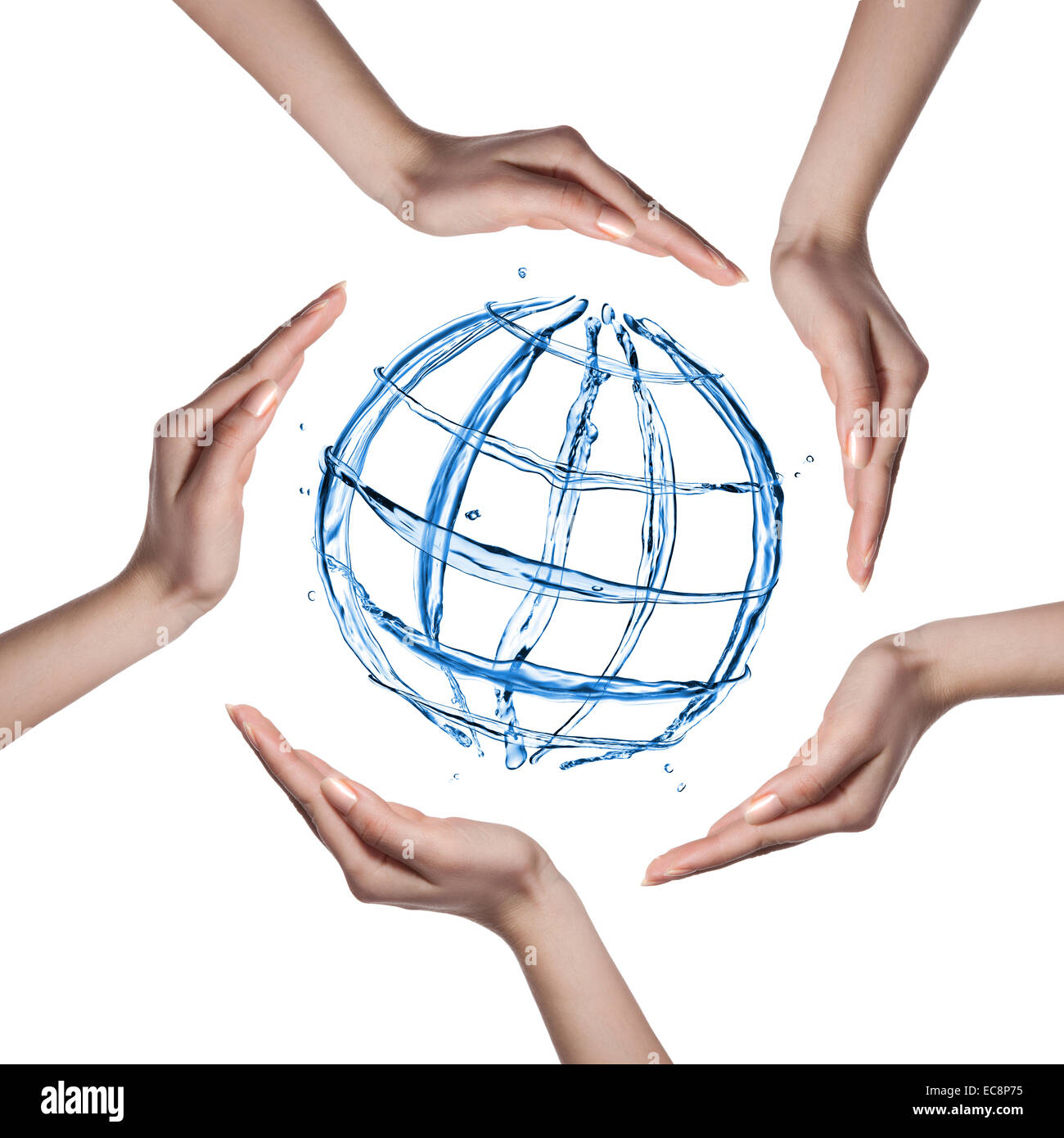 Globus aus dem Wasser spritzt mit menschlichen Händen isoliert auf weiss Stockfoto