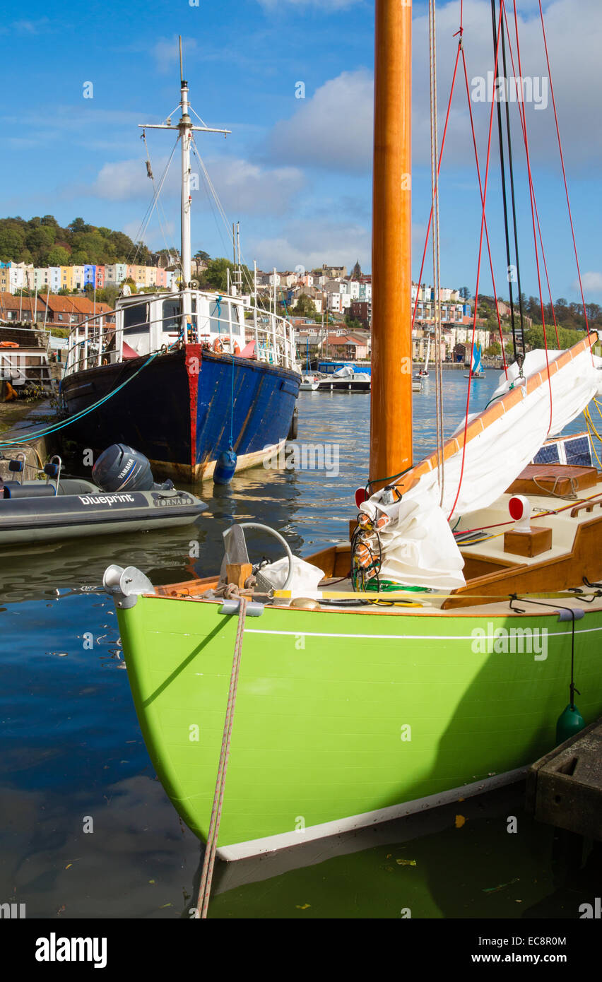 Erbse Grün Segelboot in der Underfall Werft auf Bristol den Hafen schweben Stockfoto