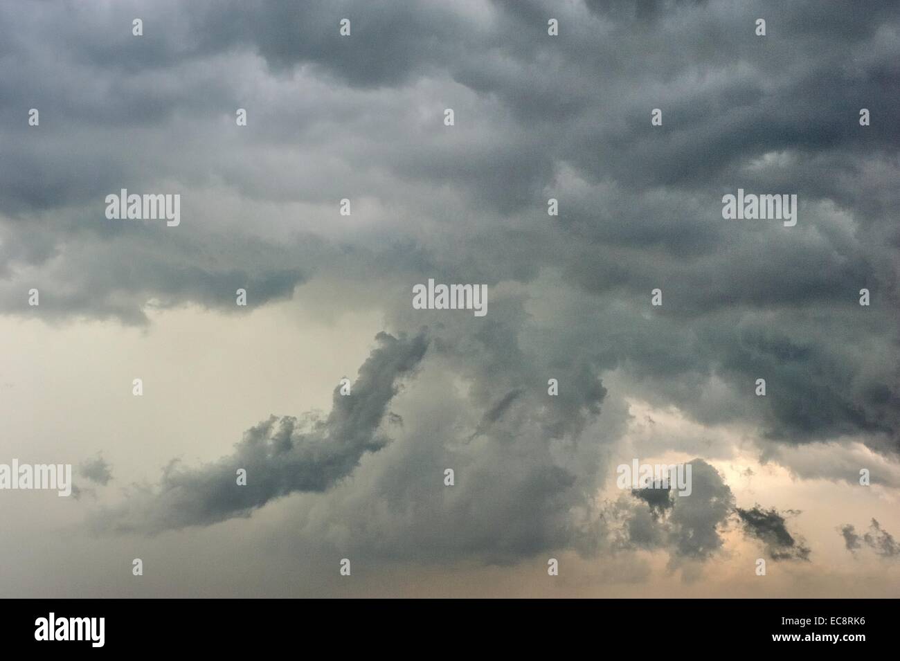 Schwarze Gewitterwolken in einem apokalyptischen anzeigen Stockfoto