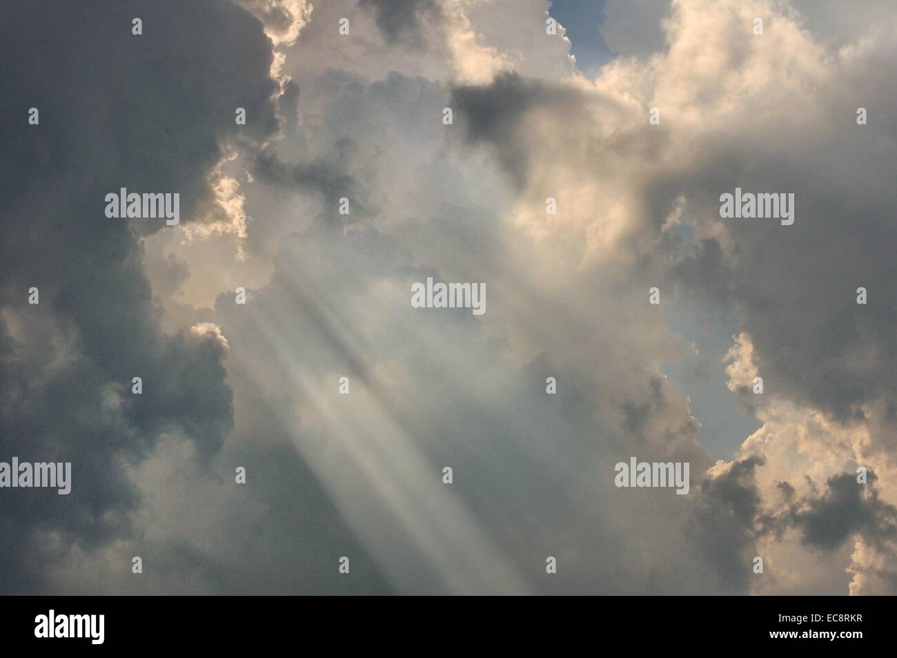 Schwarze Gewitterwolken in einem apokalyptischen anzeigen Stockfoto
