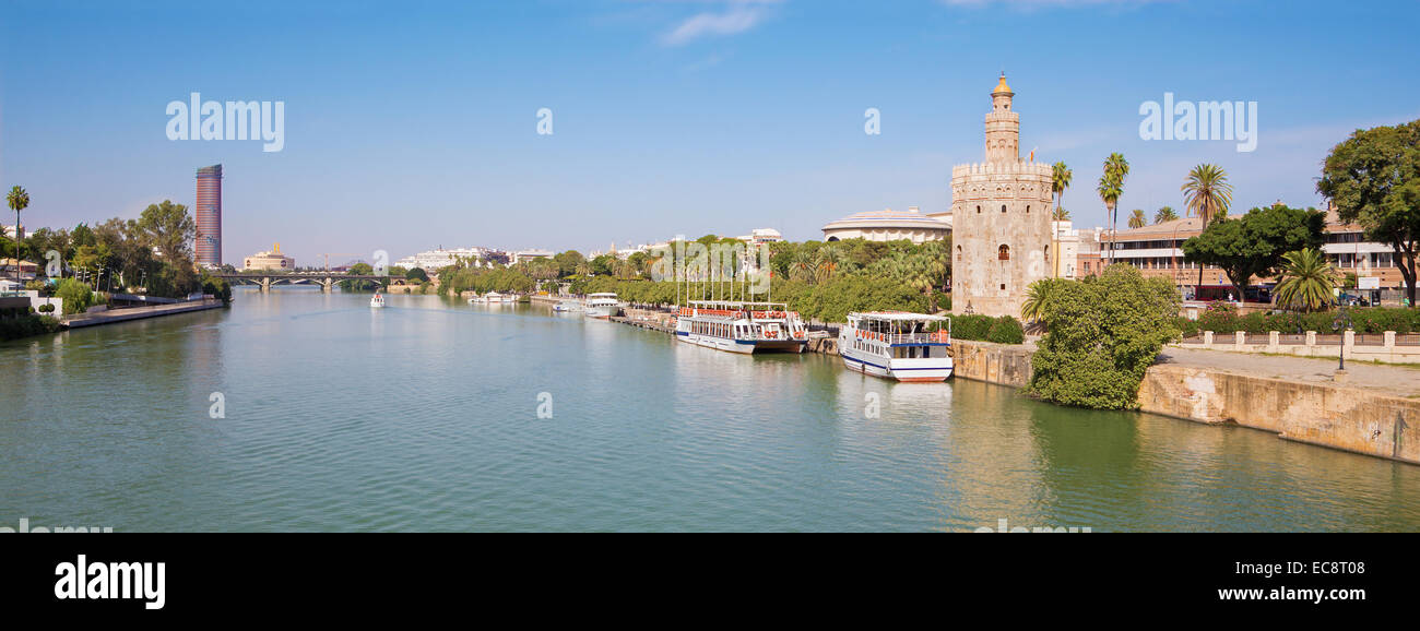 Sevilla - der mittelalterliche Turm Torre del Oro und moderne Torre Cajasol im Hintergrund und den Fluss Guadalquivir. Stockfoto