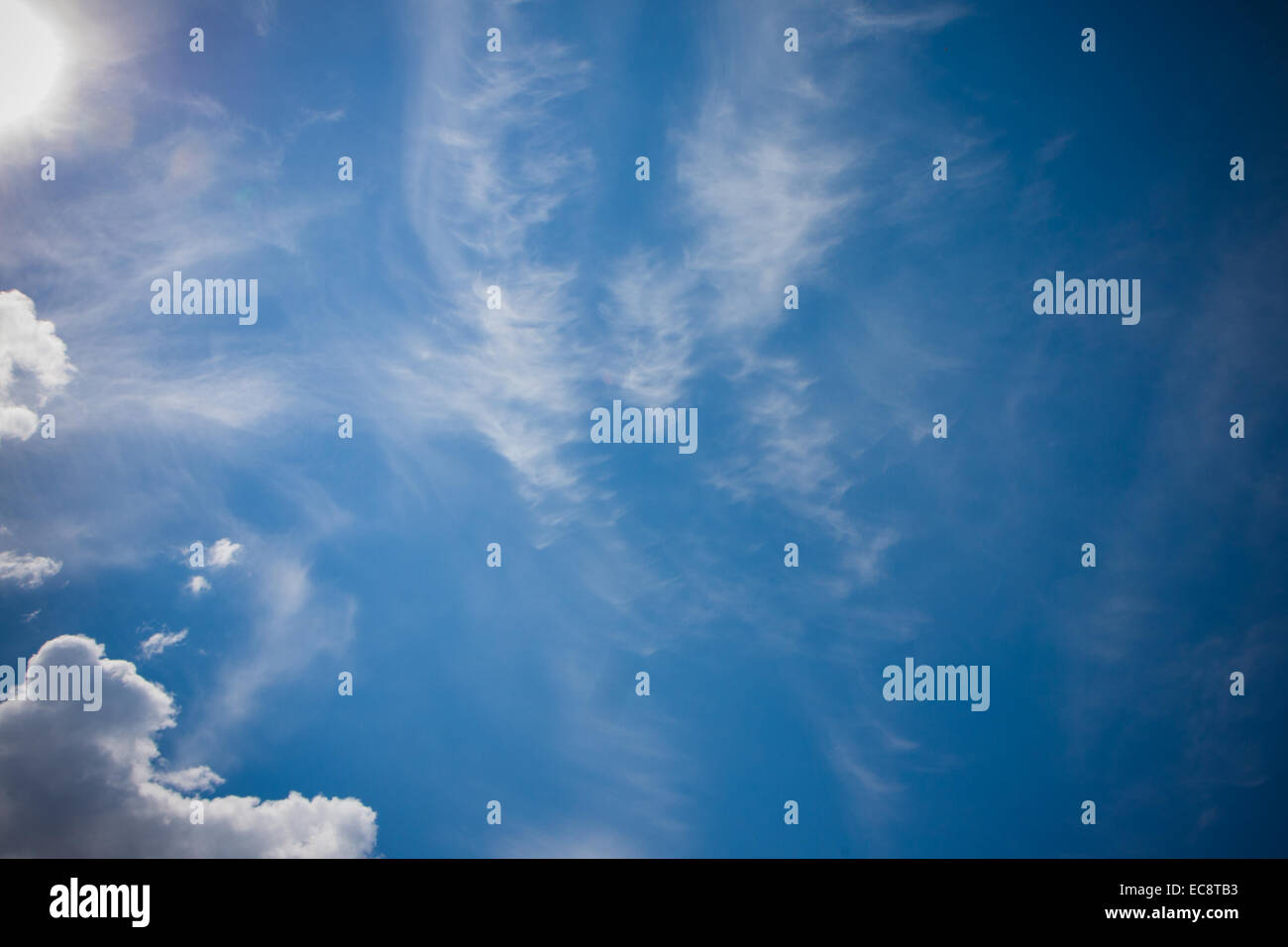 blauer Himmel mit Sonne und Wolken Stockfoto