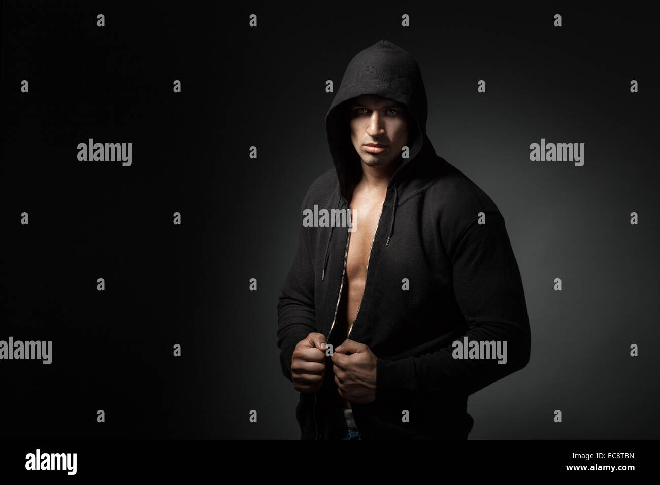 starker Mann tragen hoody isolierten auf schwarzen Hintergrund mit Exemplar Stockfoto