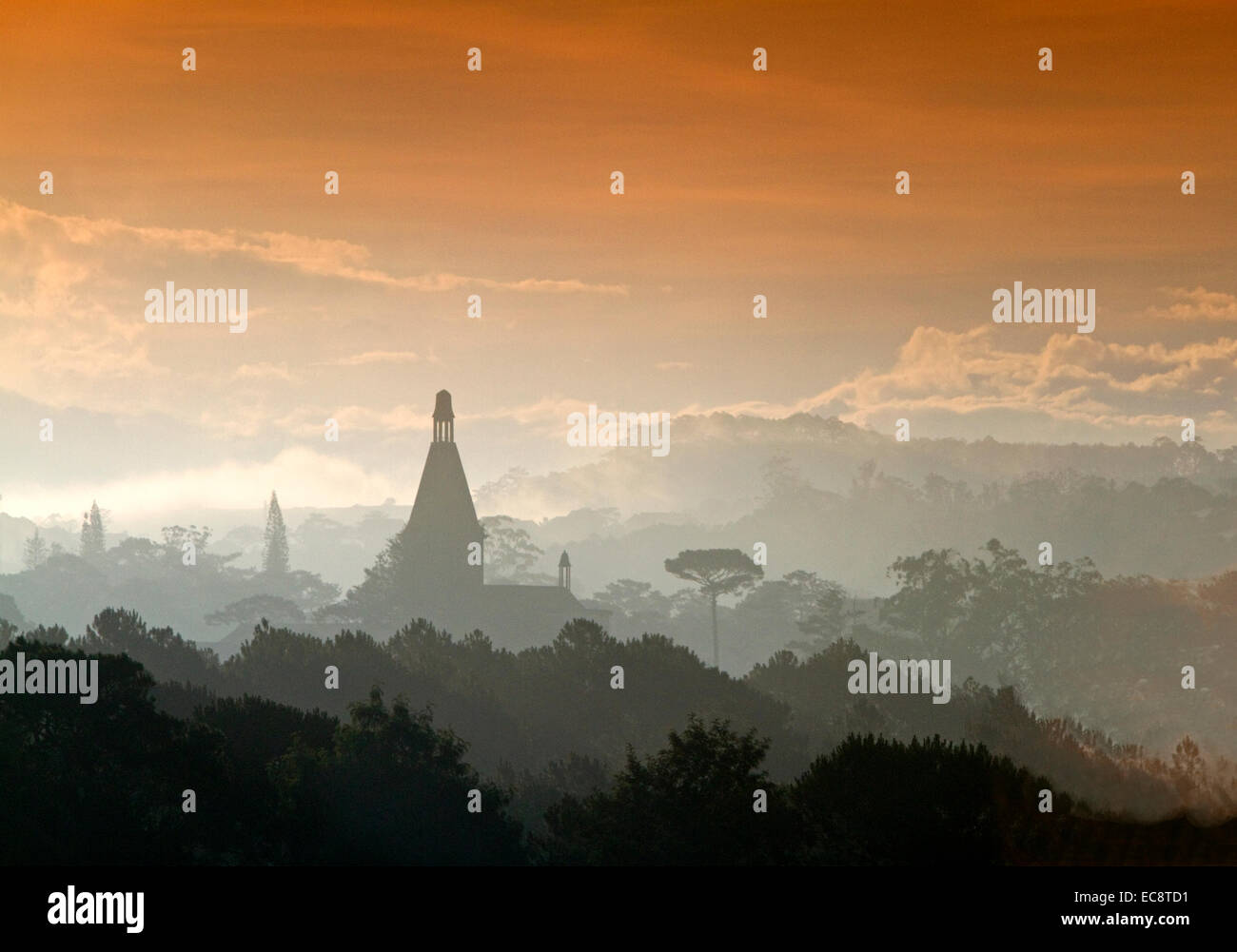Sonnenaufgang über der Stadt Da Lat, Vietnam. Stockfoto