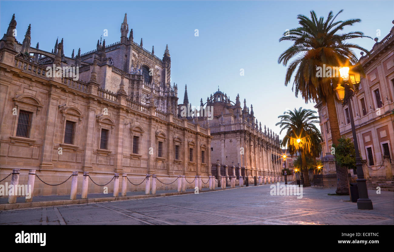 Sevilla - Kathedrale de Santa Maria De La Sede in Morgen-Dämmerung. Stockfoto