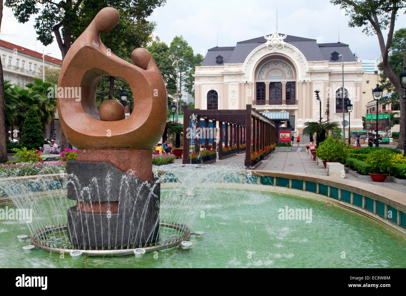 Mutter und Kind Stein Skulpturen und Brunnen vor der Oper Saigon, Ho-Chi-Minh-Stadt, Vietnam. Stockfoto