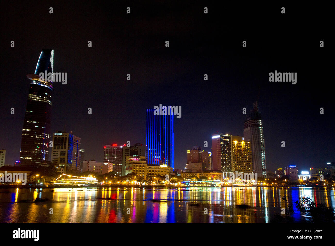 Nachtansicht der Lichter der Stadt spiegelt sich am Fluss Saigon in Ho-Chi-Minh-Stadt, Vietnam. Stockfoto