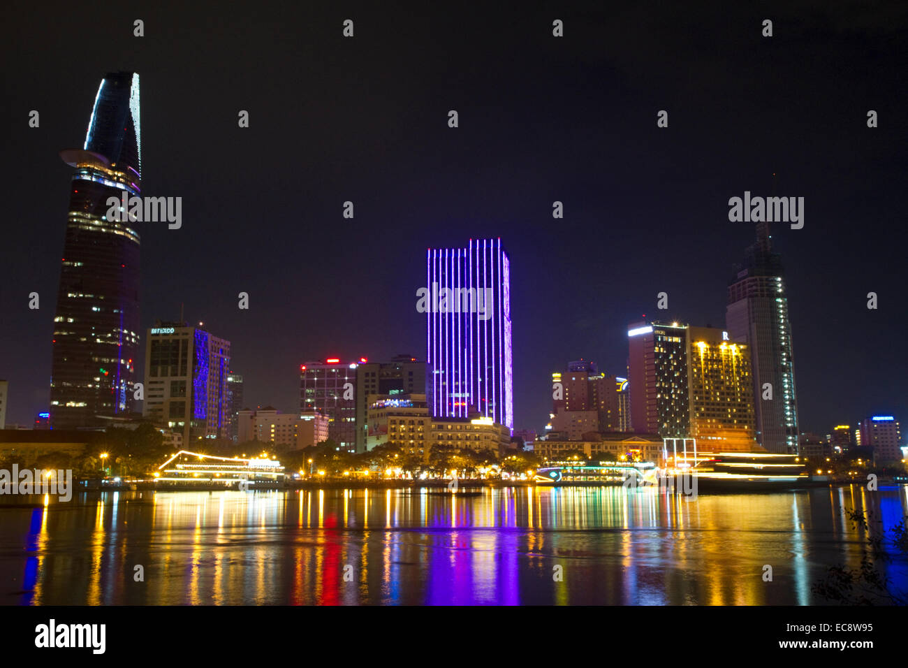 Nachtansicht der Lichter der Stadt spiegelt sich am Fluss Saigon in Ho-Chi-Minh-Stadt, Vietnam. Stockfoto