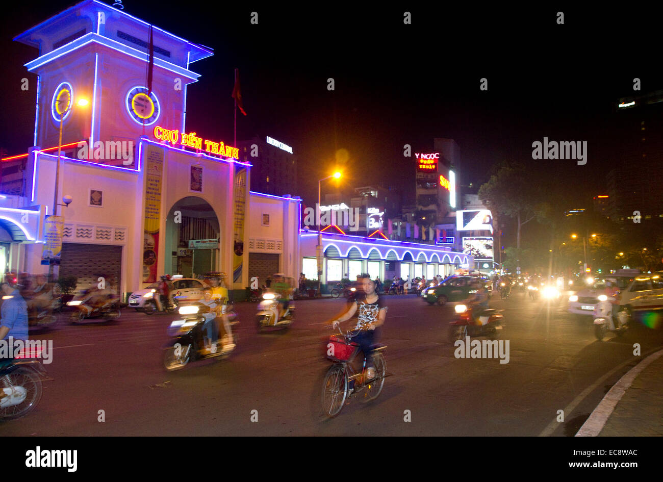 Nachtansicht des Ben Thanh Market in Ho-Chi-Minh-Stadt aus der Bitexco Financial Tower, Vietnam. Stockfoto