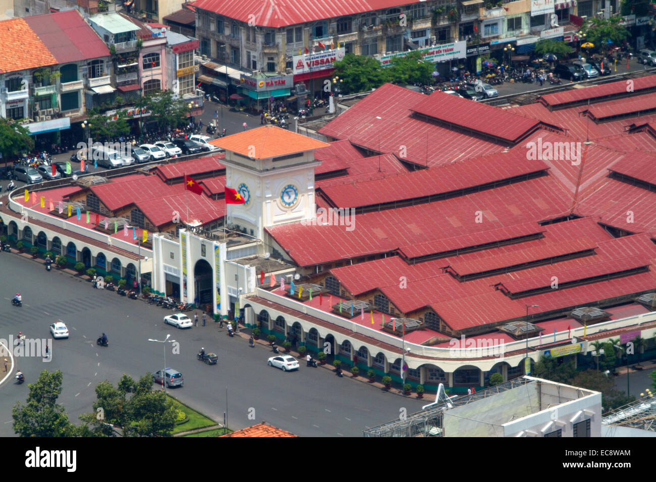 Luftaufnahme des Ben Thanh Market in Ho-Chi-Minh-Stadt aus der Bitexco Financial Tower, Vietnam. Stockfoto