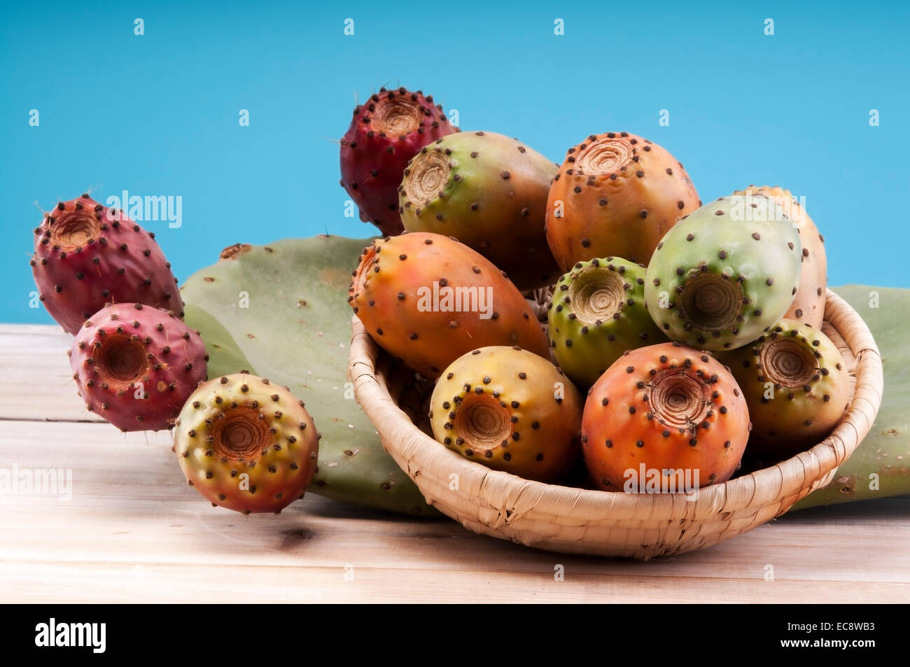Opuntia Feigenkaktus Südfrüchte auf hölzernen Hintergrund Stockfoto