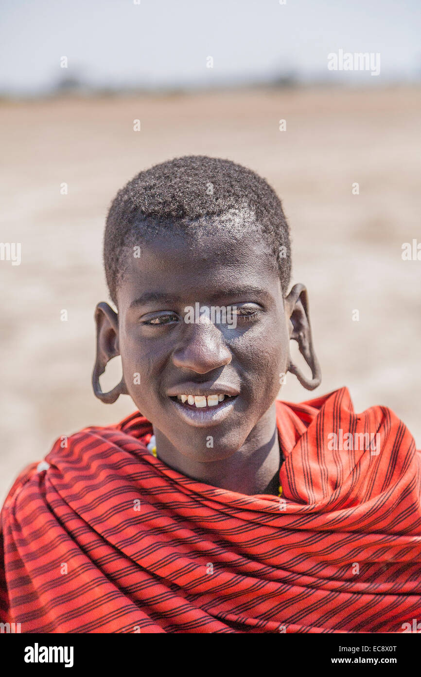 Bild der junge männliche Mitglied des Stammes Maasai mit großen Öffnungen in seine Ohrläppchen tragen übergroße Holz Ohr Stecker. Stockfoto