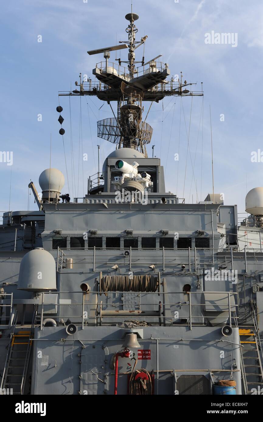 Ein US-Marine Austin-Klasse amphibischen Dock Transportschiff USS Ponce führt eine operative Demonstration mit dem Büro des Naval Research Laser Waffensystem 16. November 2014 in den Persischen Golf. 30 Kilowatt Laser-Waffensystem wurde an Bord der USS Ponce diesen Sommer als Teil eines $ 40 Millionen-Programm installiert und hat von der Marine am 10. Dezember 2014 betriebsbereit erklärt worden. Stockfoto