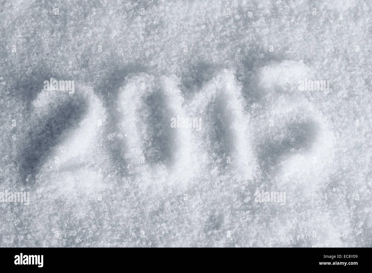 2015 zeichnen Stempel auf Schnee, leichte blaue Tönung, Ansicht von oben Stockfoto