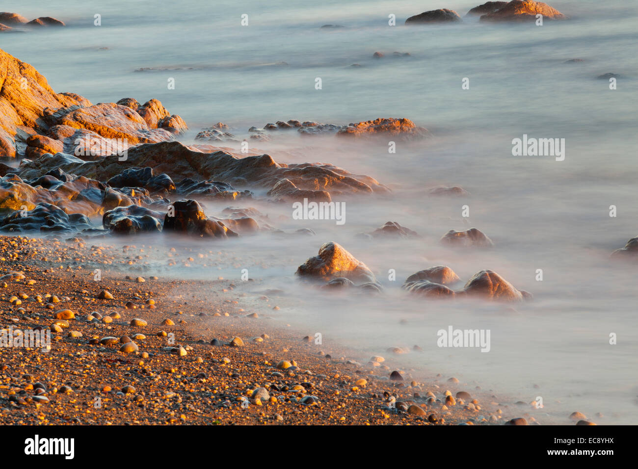 Langzeitbelichtung von Felsen und Seelandschaft in Sechelt, BC, Kanada Stockfoto