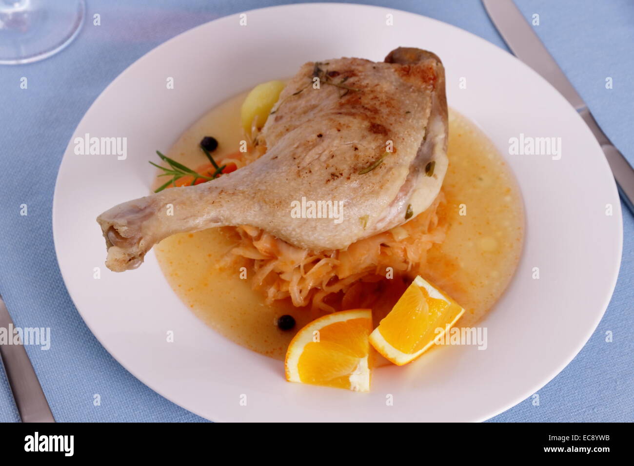 Entenkeule mit geschmorter Kohl, Kartoffeln und Soße, Ansicht von oben Stockfoto
