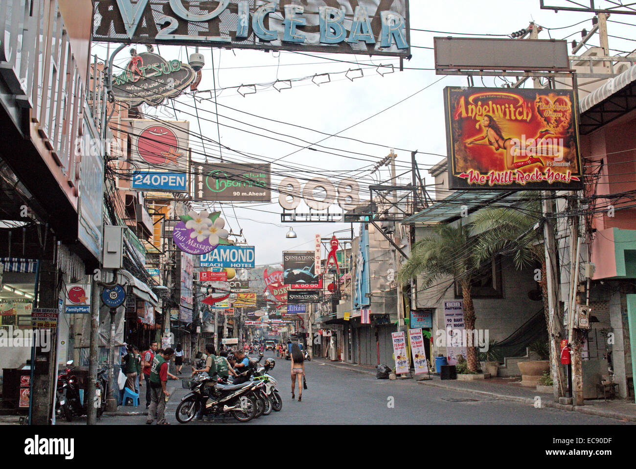 Ein Working Girl machen ihren Weg nach Hause, nachdem die Sonne, in Pattaya aufgegangen ist Stockfoto