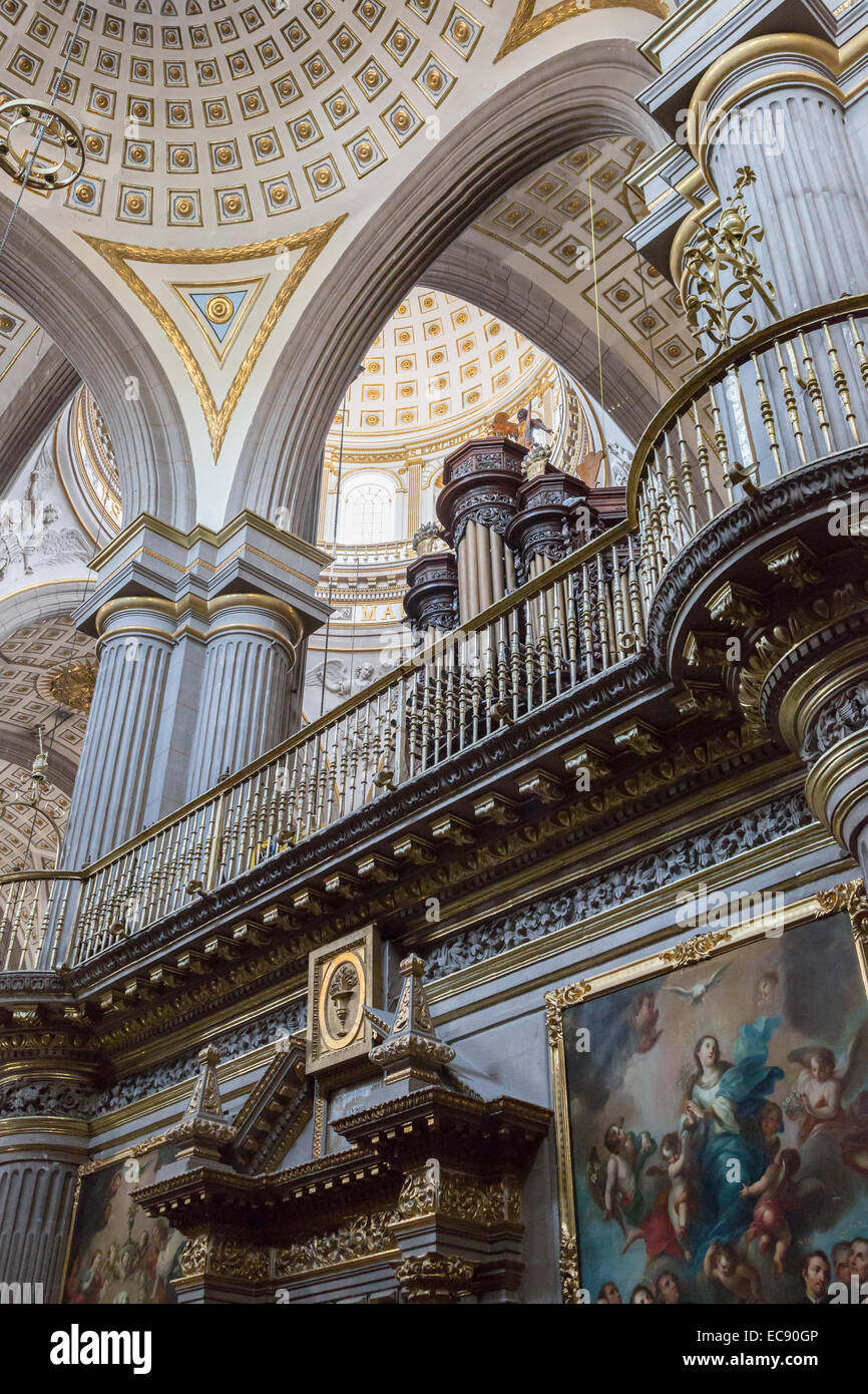 Inneren Bögen und Säulen in der Kathedrale von Puebla, ein 16. Jahrhundert, katholische Kirche, in Puebla, Mexiko Stockfoto