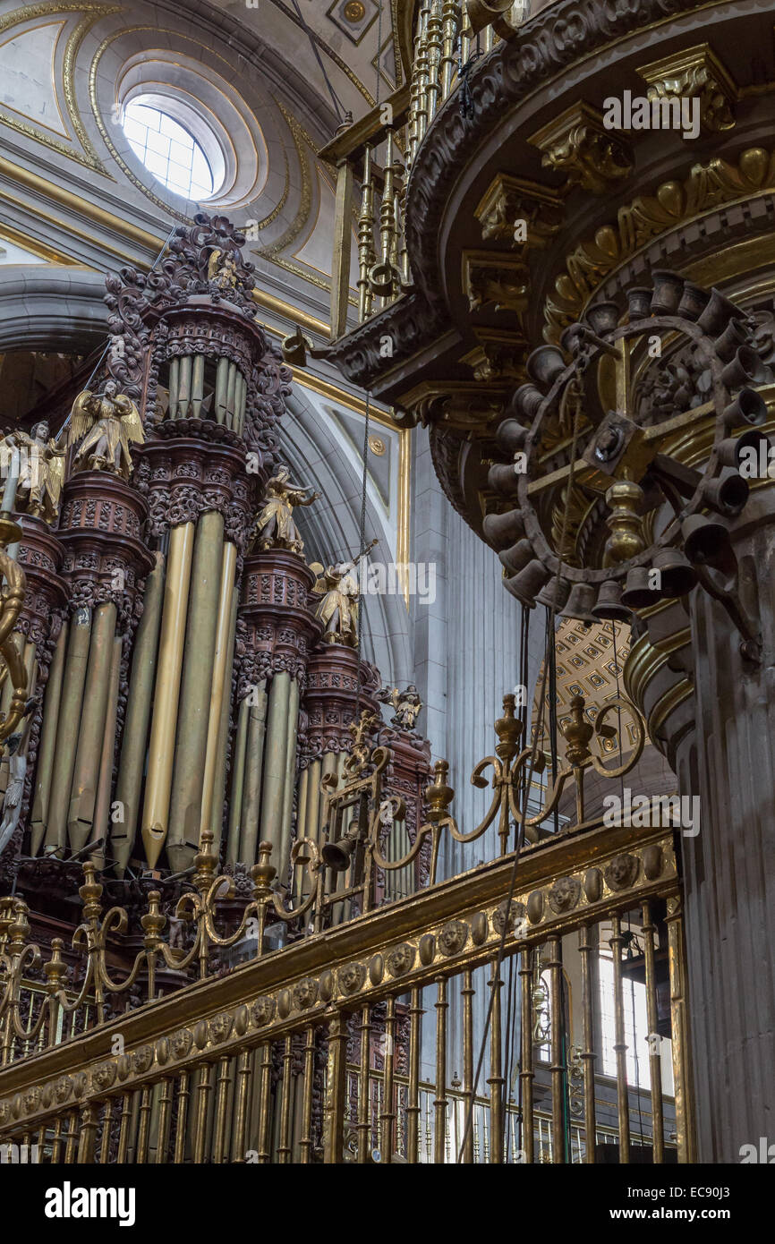 Reich verzierte Orgel in der Kathedrale von Puebla, ein 16. Jahrhundert, katholische Kirche, in Puebla, Mexiko Stockfoto