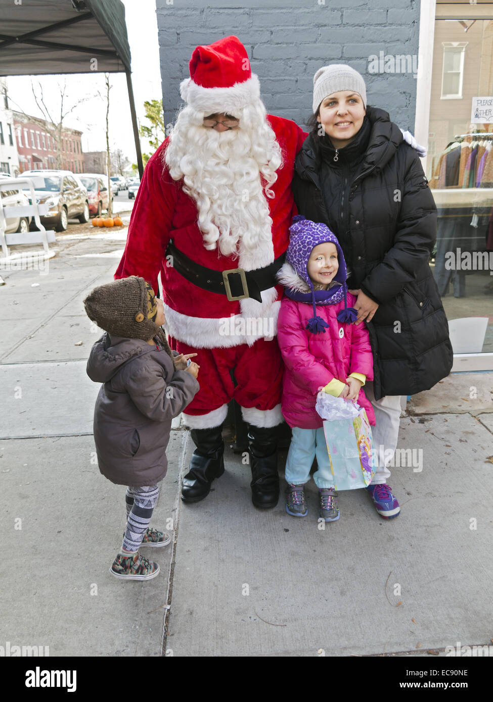 Santa Jingle Bell Parade in Greenpoint Abschnitt von Brooklyn, NY, 2013. Stockfoto