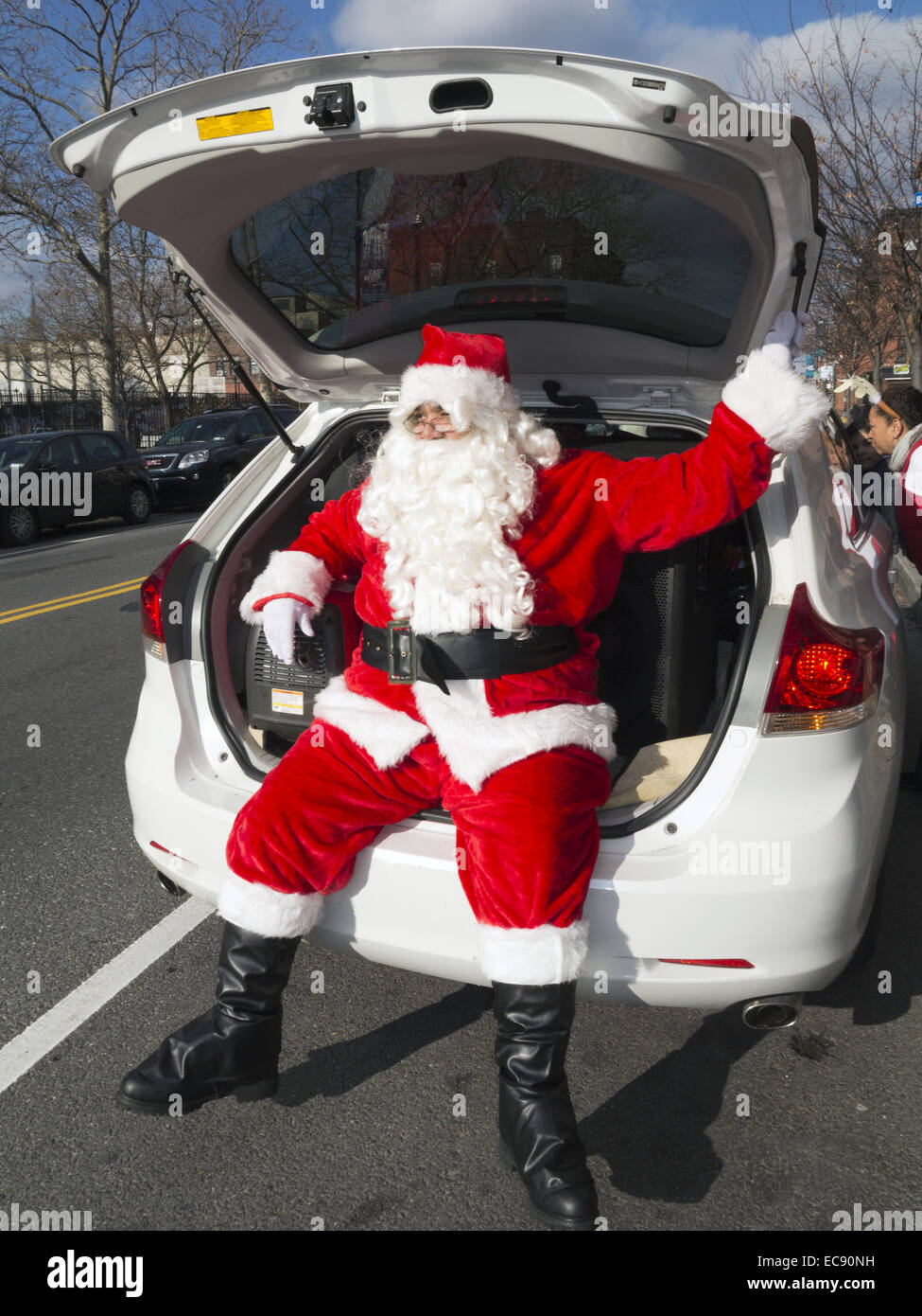 Müde-hispanischen Santa Anhängekupplungen Heimfahrt nach der Santa Jingle Bell Parade im Abschnitt Greenpoint, Brooklyn, NY, 2013. Stockfoto